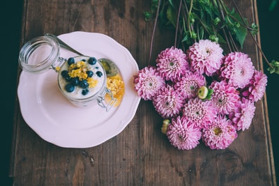 Pink dahlia, next to the ceramic plate, with tank
